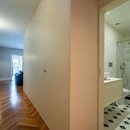 Intimate Downtown With Terrace - D *