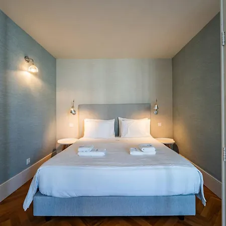 Intimate Downtown With Terrace - D *