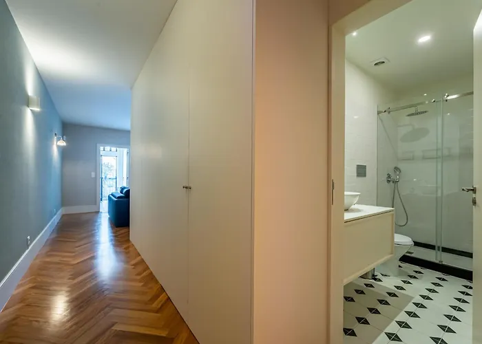 Intimate Downtown With Terrace - D *